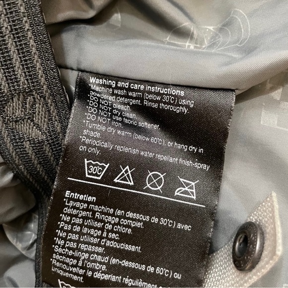 Almost brand new Burton Tactic snow jacket - Picture 10 of 15